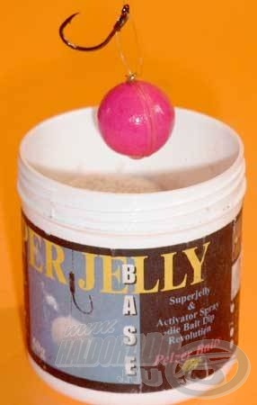 Az spray-al befújt bojli fogósságát tovább fejleszthetjük a Super Jelly segítségével. A Super Jelly egy nagyon jól tapadó, intenzív ízű és illatú kocsonyás réteget von a bojli köré. Így az illatanyagok órákon áttartó reakciófolyamat során szabadulnak fel