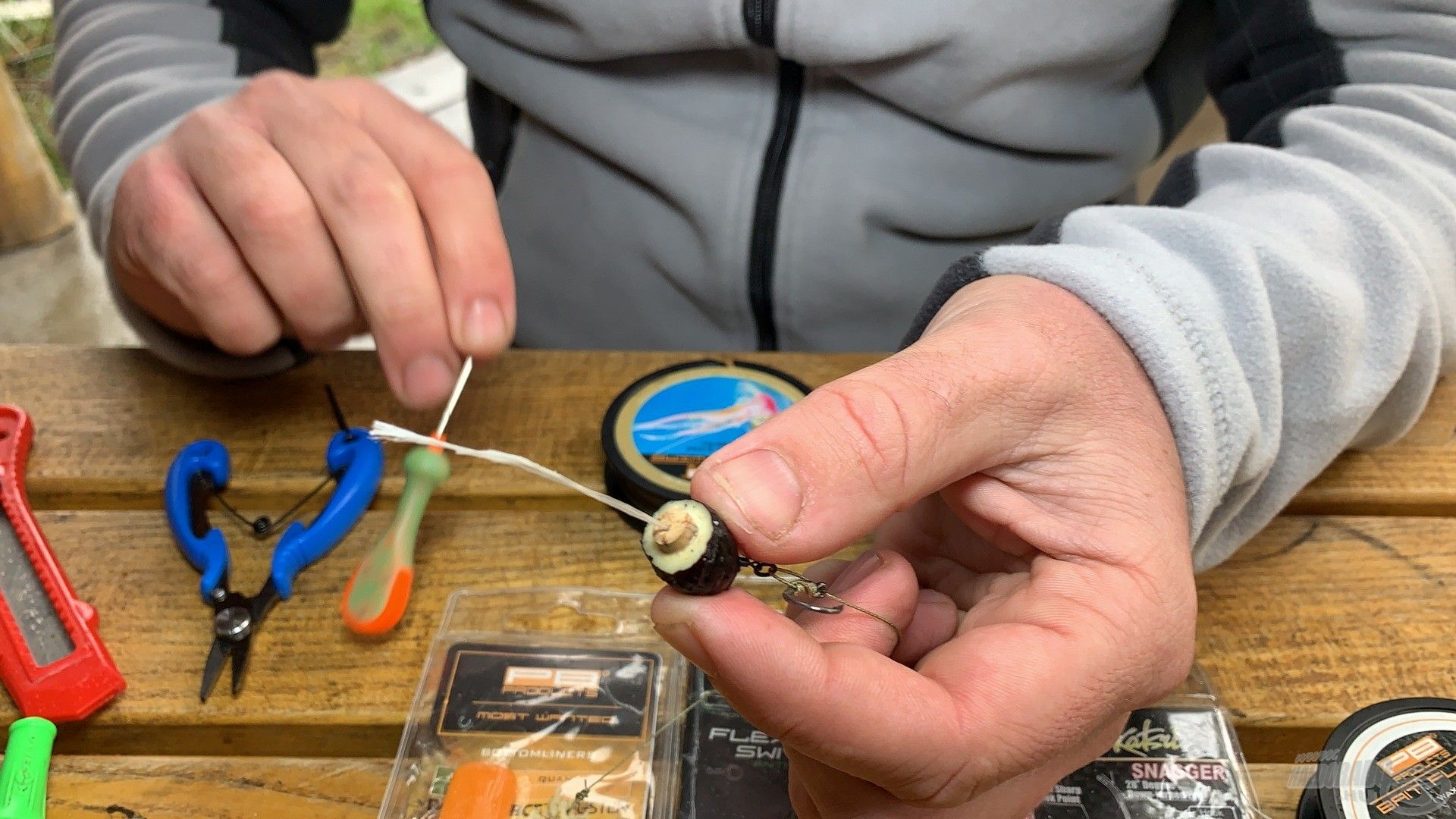 …átvezetem a duplán fűzött Bait Floss szálakat