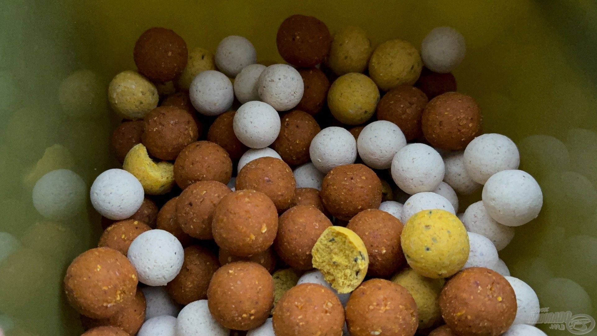 Találtam még Champion Corn, Juhar & Banán és Édes Ananász bojlit, melyeket így vegyesen juttattam be a vízbe