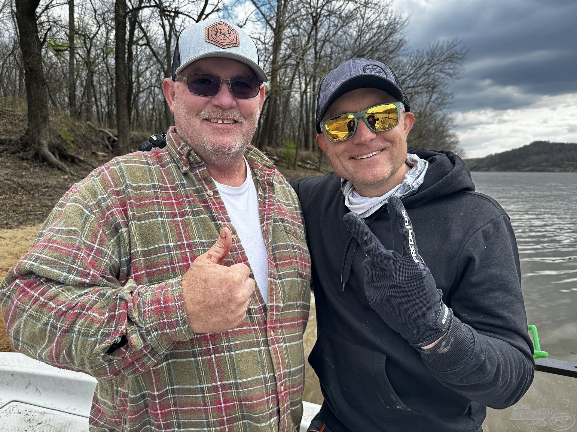 A horgászboltban megismerkedtem Bob Scoggins-szal, aki meghívott egy harcsahorgászatra kedvenc vizére, a Neosho Riverre