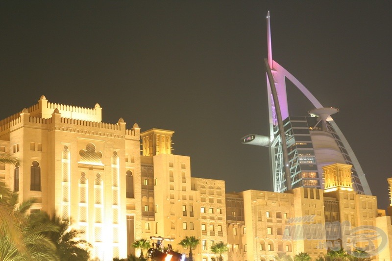 Esti csendélet, háttérben a Burj al Arab