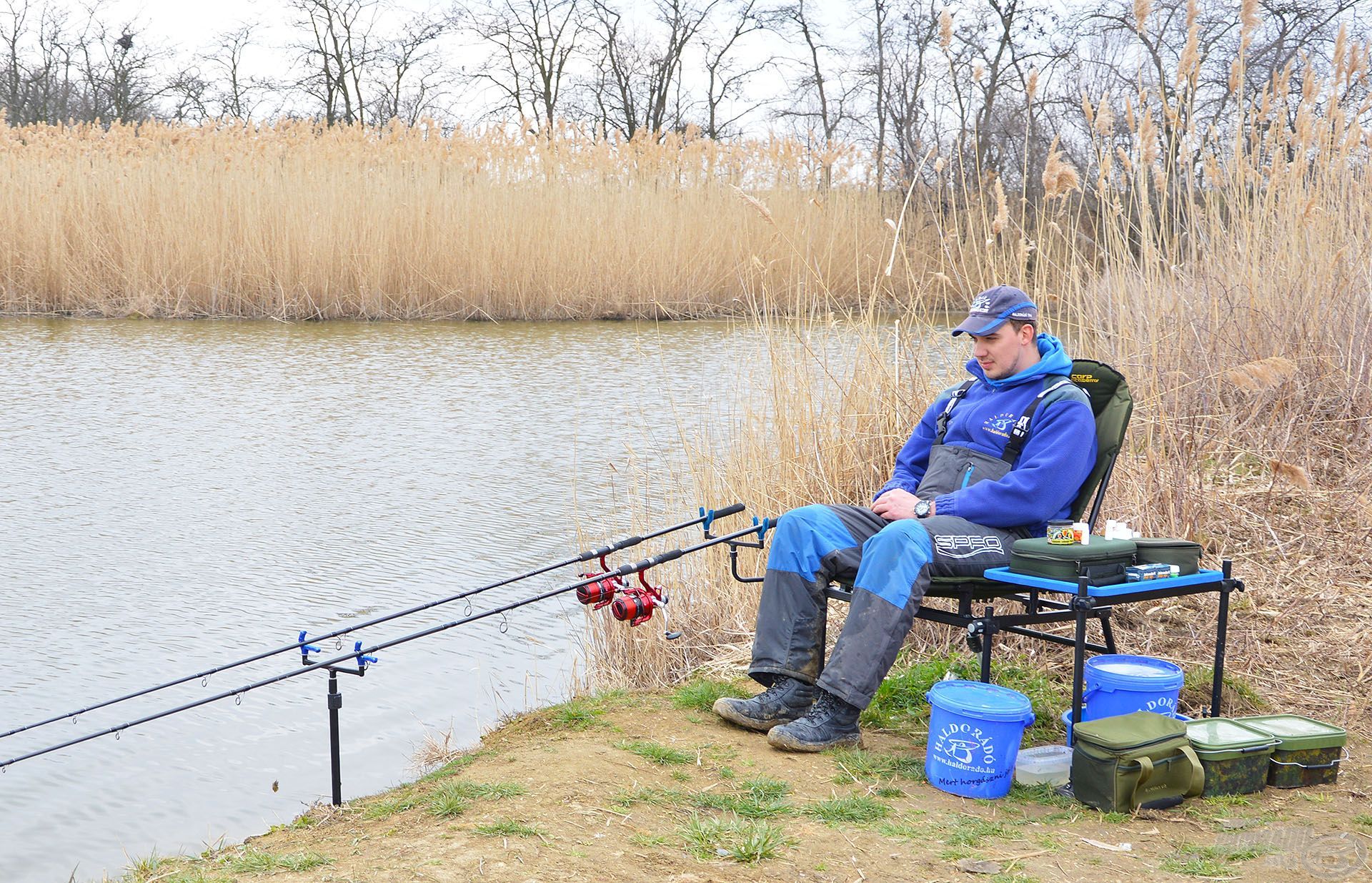 A Carp Academy Feeder fotel egy stabil, komfortos, praktikus ülőalkalmatosság, amihez számos kiegészítő elem rögzíthető