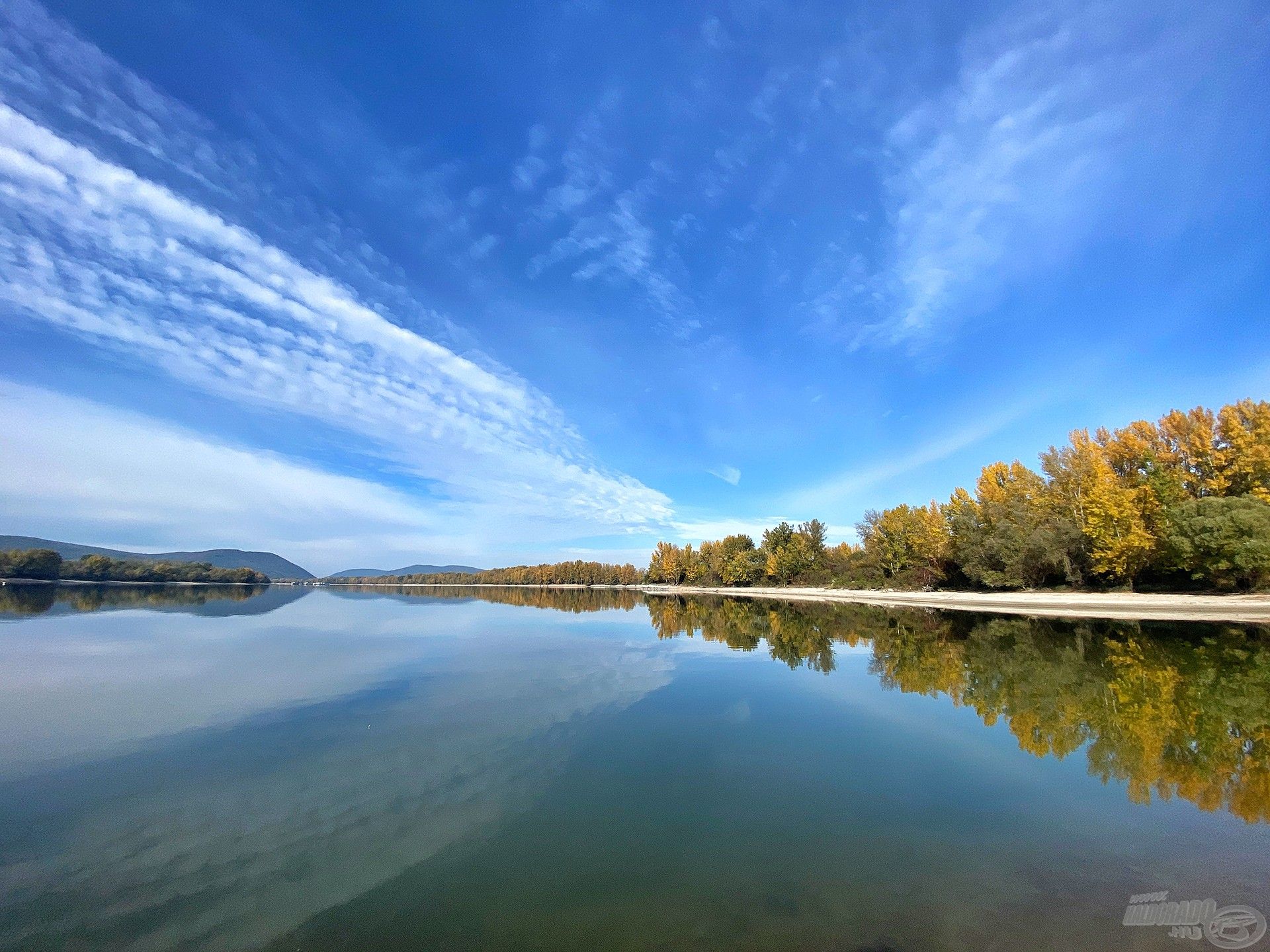 Az őszi Duna csodálatos élményeket adhat, akár csak a vízparton töltött idővel