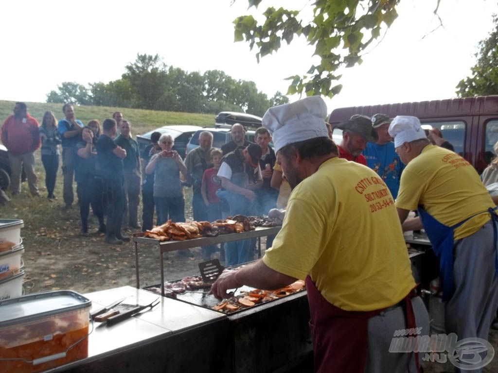 Csitta-grill felpörögve, előttük sorállás türelmesen