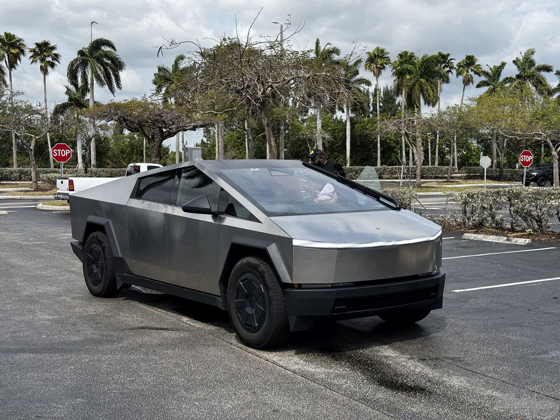 Az USA új jelképe a TESLA Cybertruck