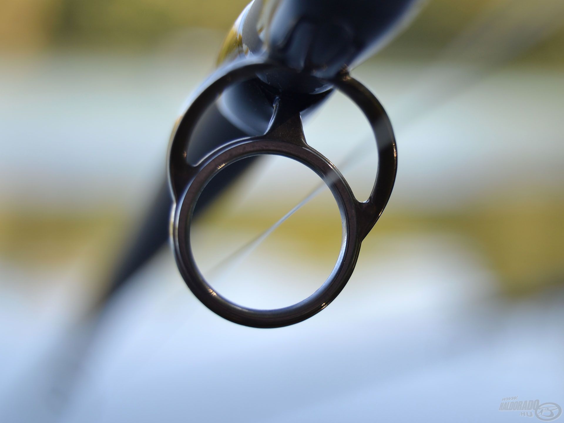 A Royal Method Carp boton található különlegesen kemény titán-króm gyűrűk kifejezetten nagyméretűek, így szinte súrlódásmentesen szalad ki a zsinór rajtuk