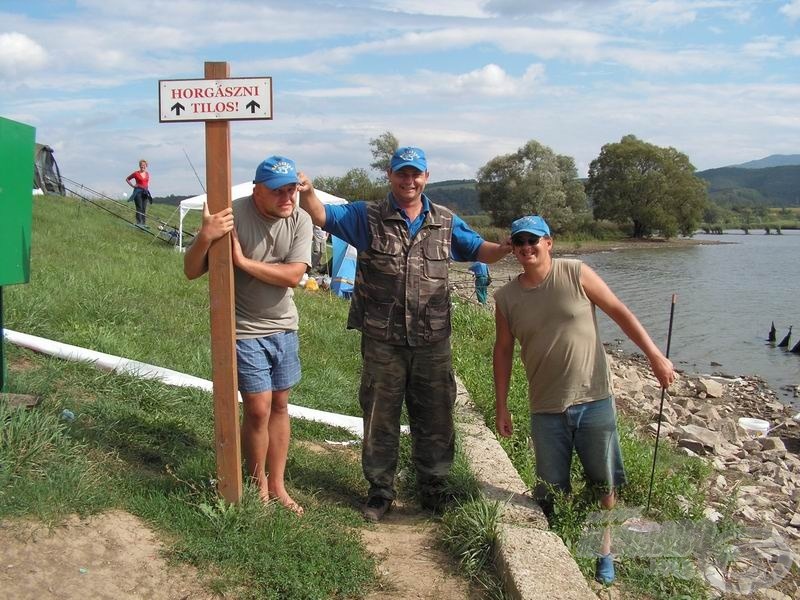 … segítséget kívánt. Hát nem elkaptak minket tilosban horgászásért? :)