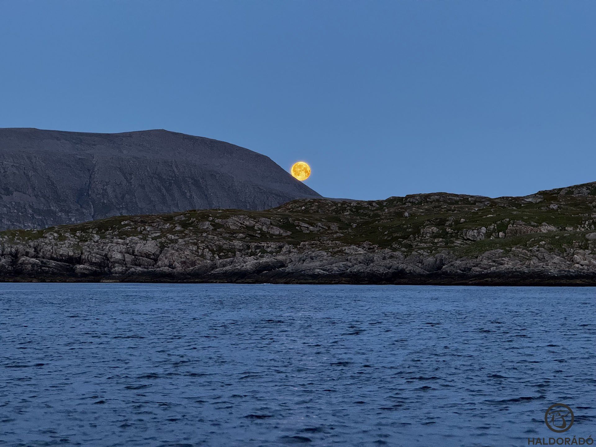 Hold az éjszaka közepén, a világos égbolton. 3 hónapig (nyáron) egyfolytában világos van, cserébe télen 3 hónapig sötétség