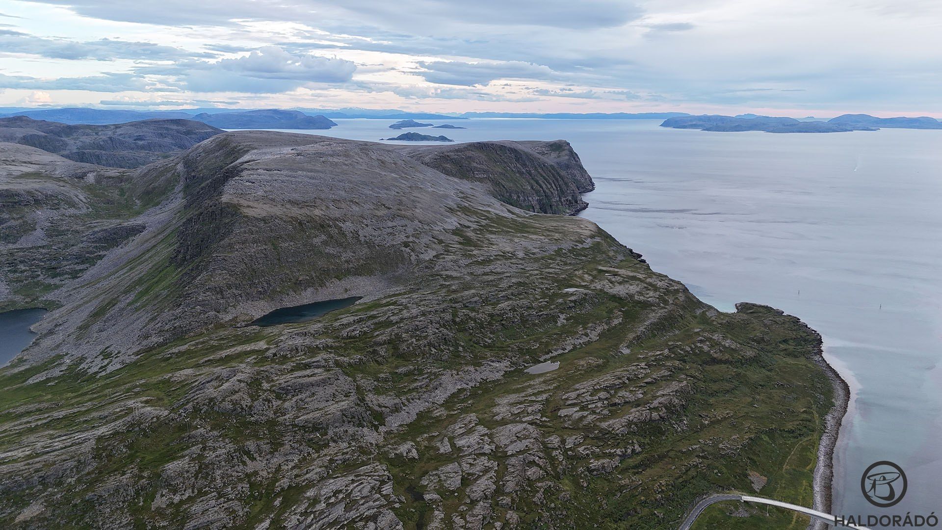 Minden hegy és sziget kopár, nem tudnak a zord körülmények között a fák gyökeret verni