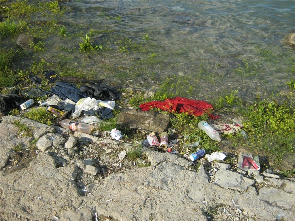 Szokott nálam lenni zacskó a szemétnek, de ide egy konténer kellett volna… Meg már lelki erőt sem érzek hozzá, hogy összeszedjem. Éjjel-nappal szedhetném