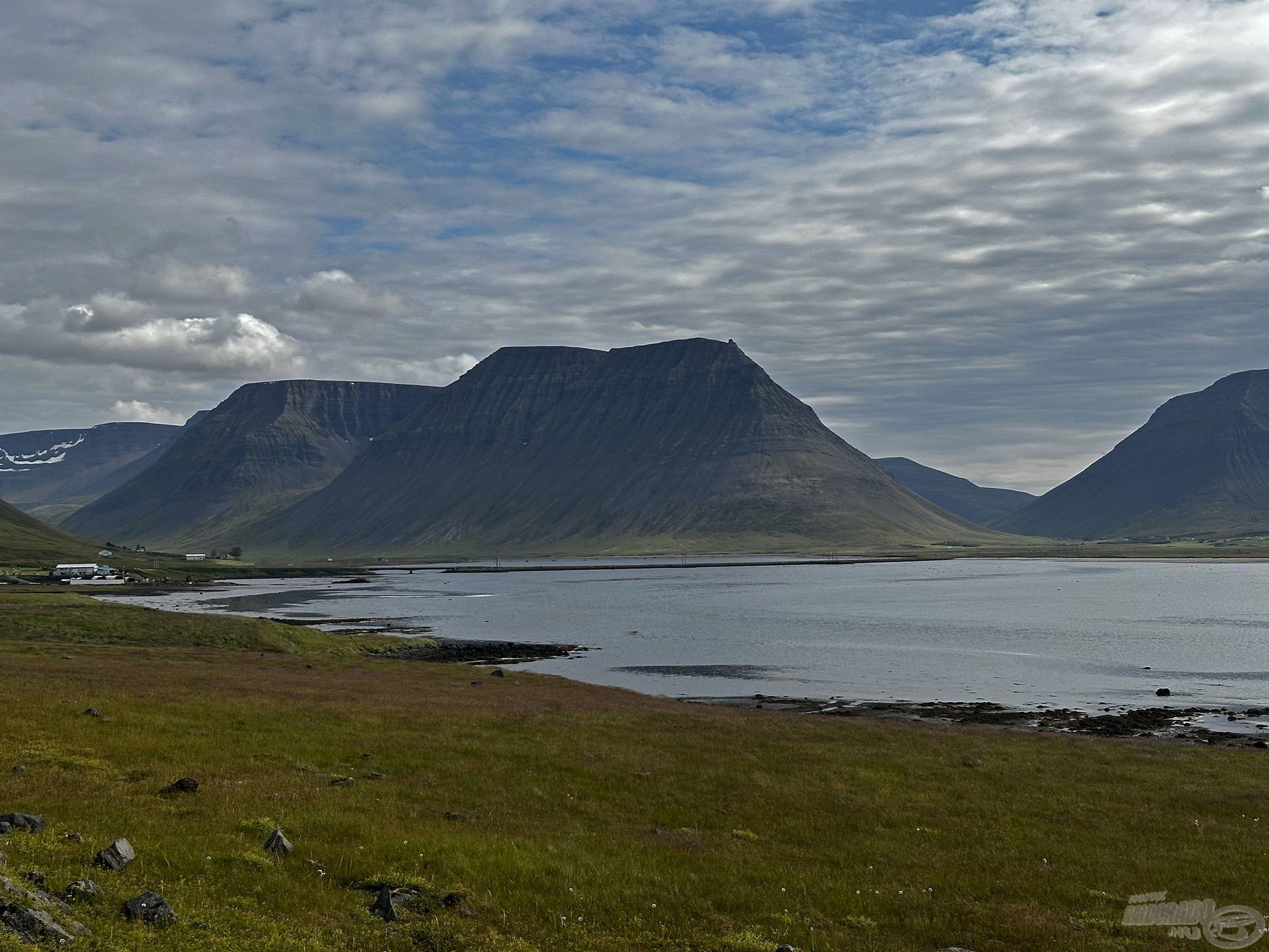 A nagy hegyek és tengeröblök egyedi látképet és hangulatot adnak Izlandnak