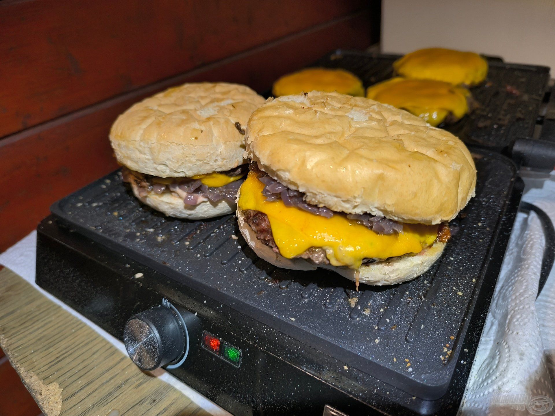 Szürke marha burger, hagymalekvárral, házi szósszal Ákos Chef módra