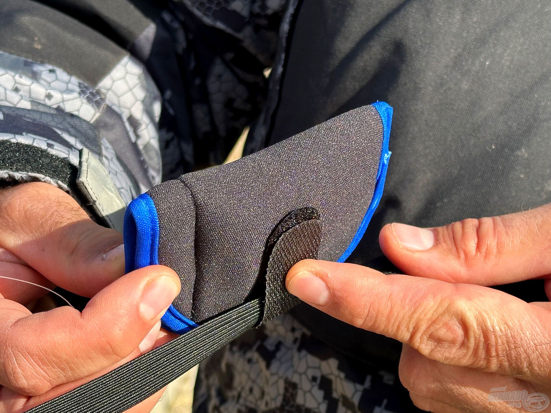 A kosártartó zseb egy tépőzár segítségével bárhova rögzíthető a gumiszalagon