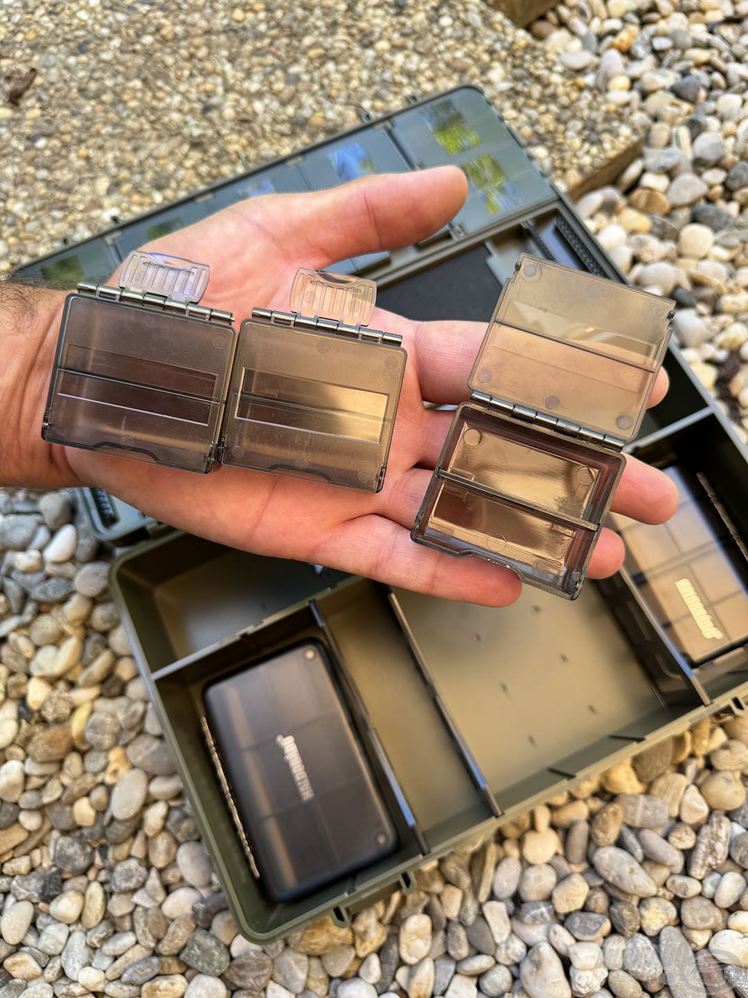 A box tartalmaz 3 db 2 rekeszes, kiegészítők tárolására alkalmas kis dobozkát