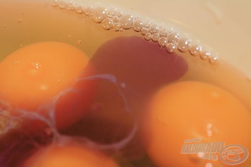 … ez 2 millilitert jelent kilónként. Tehát 6 ml-t fecskendez a tojáshoz Brigitta. Jól látszik a szederaroma különleges színe