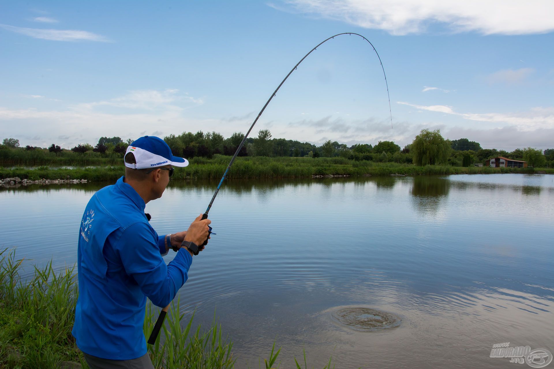 Nem kell aggódni, ha egy termetes, erőteljes hal akad a Fine Carp Feederbot horgára, mert a bot igyekszik annak az erejét minél hamarabb felőrölni…