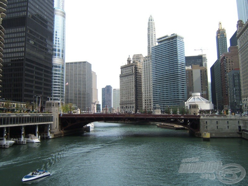 A város a Chicago River egyik hídjáról