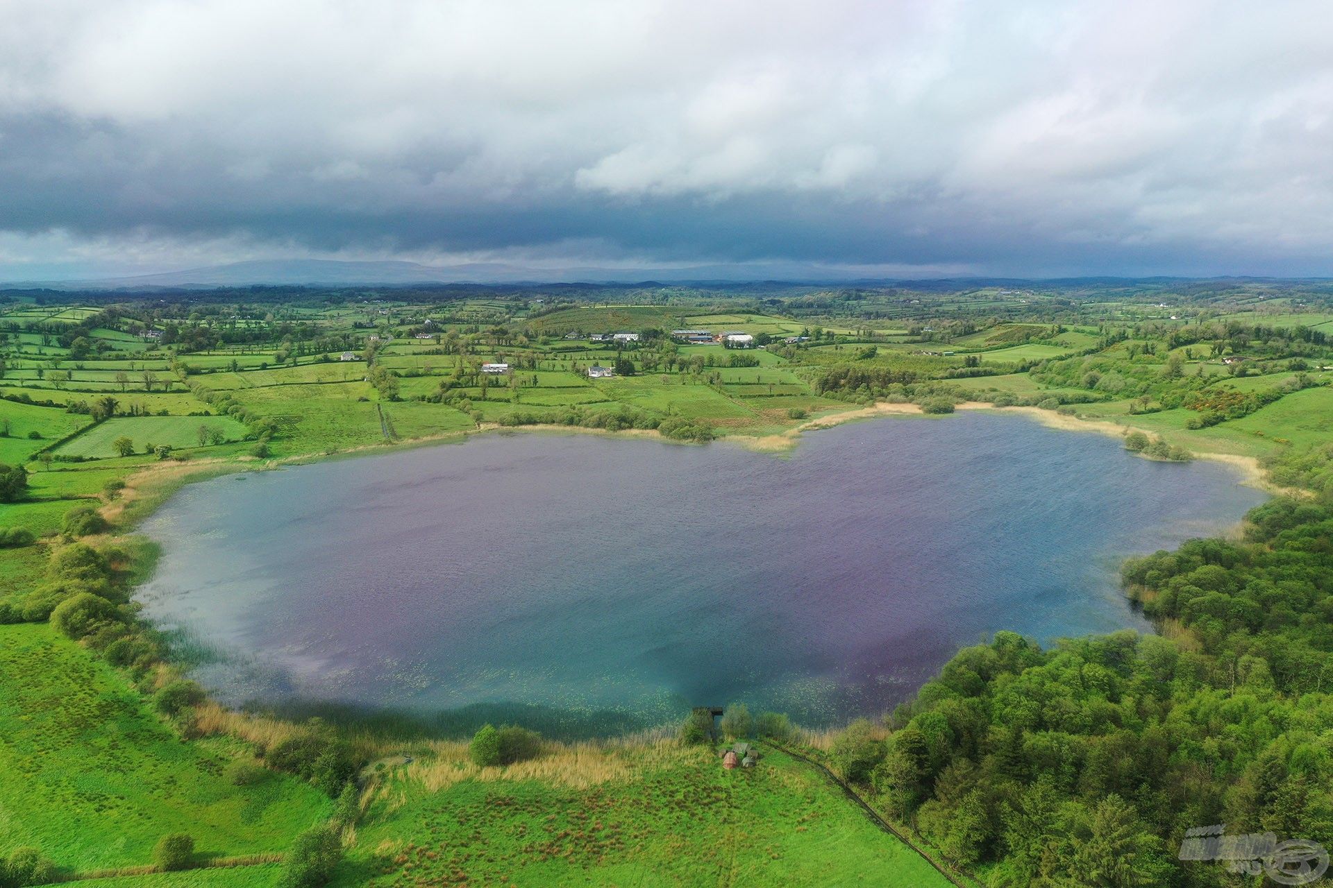 Ezen az ír tavon vettük üldözőbe a compókat. A légi felvétel megtekintése után derült ki, hogy szív alakú a tó!