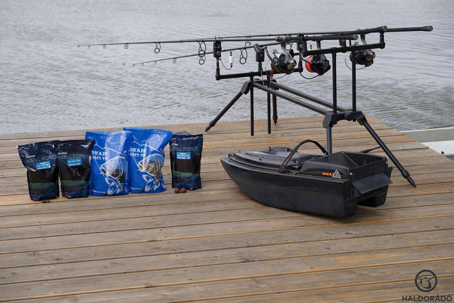 Az általunk használt bojlik és a tavon bérelhető etetőhajó