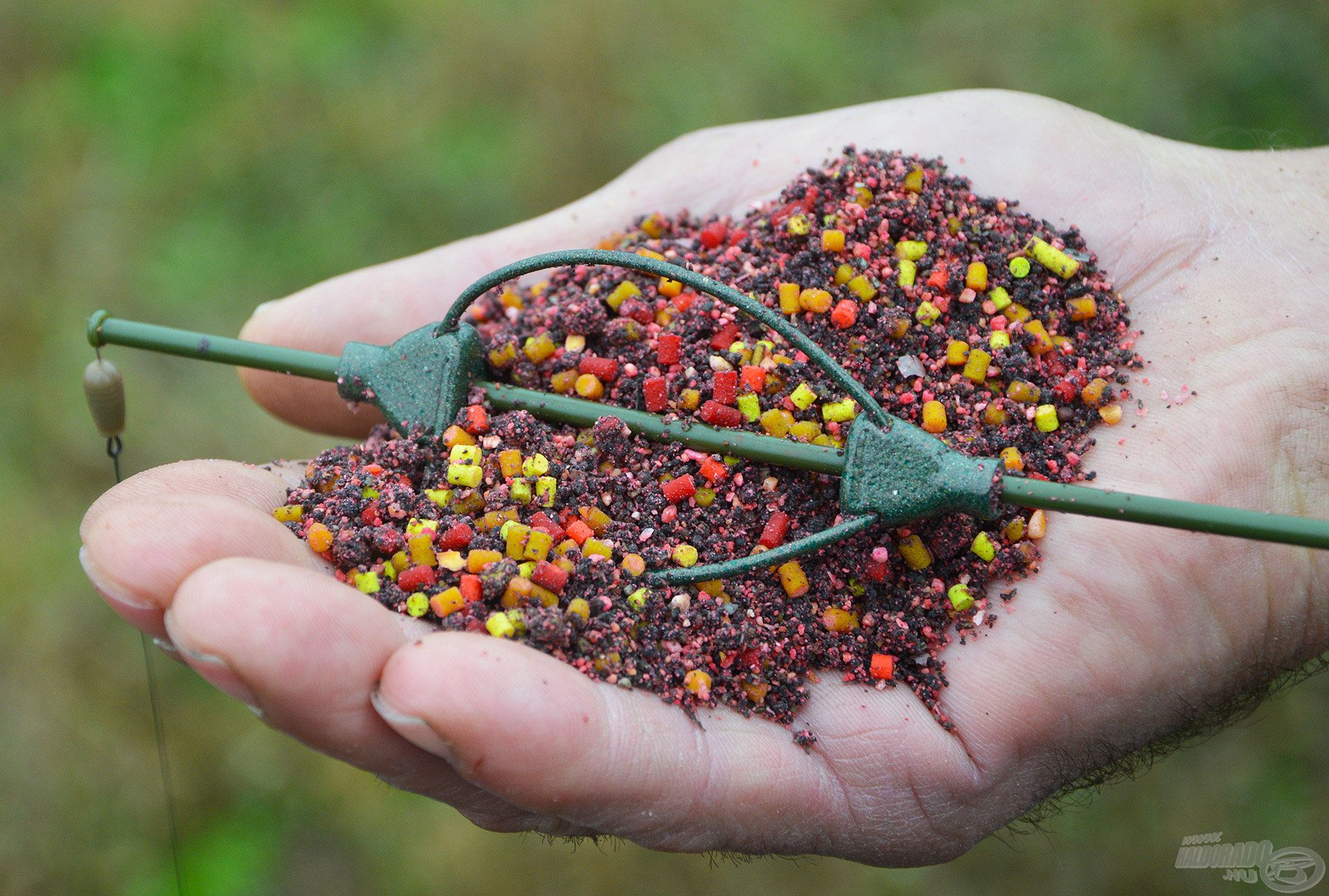 Ezt töltötte a Pellet Feeder kosárba