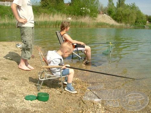 Jó játék a kis tócsa készítése a kavicsok széttologatásával. (Csak az anyja meg ne lássa)