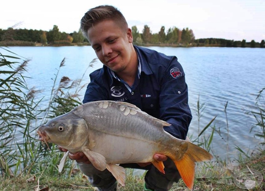 A nap legnagyobb halát (2,30 kg) is az előre beáztatott Kék Fúzióval tudtam becsapni. Jól látszik, hogy már volt horgon, mégis megúszta a haltartót. Nekem e hal megfogása is örömet jelentett, méretétől függetlenül!