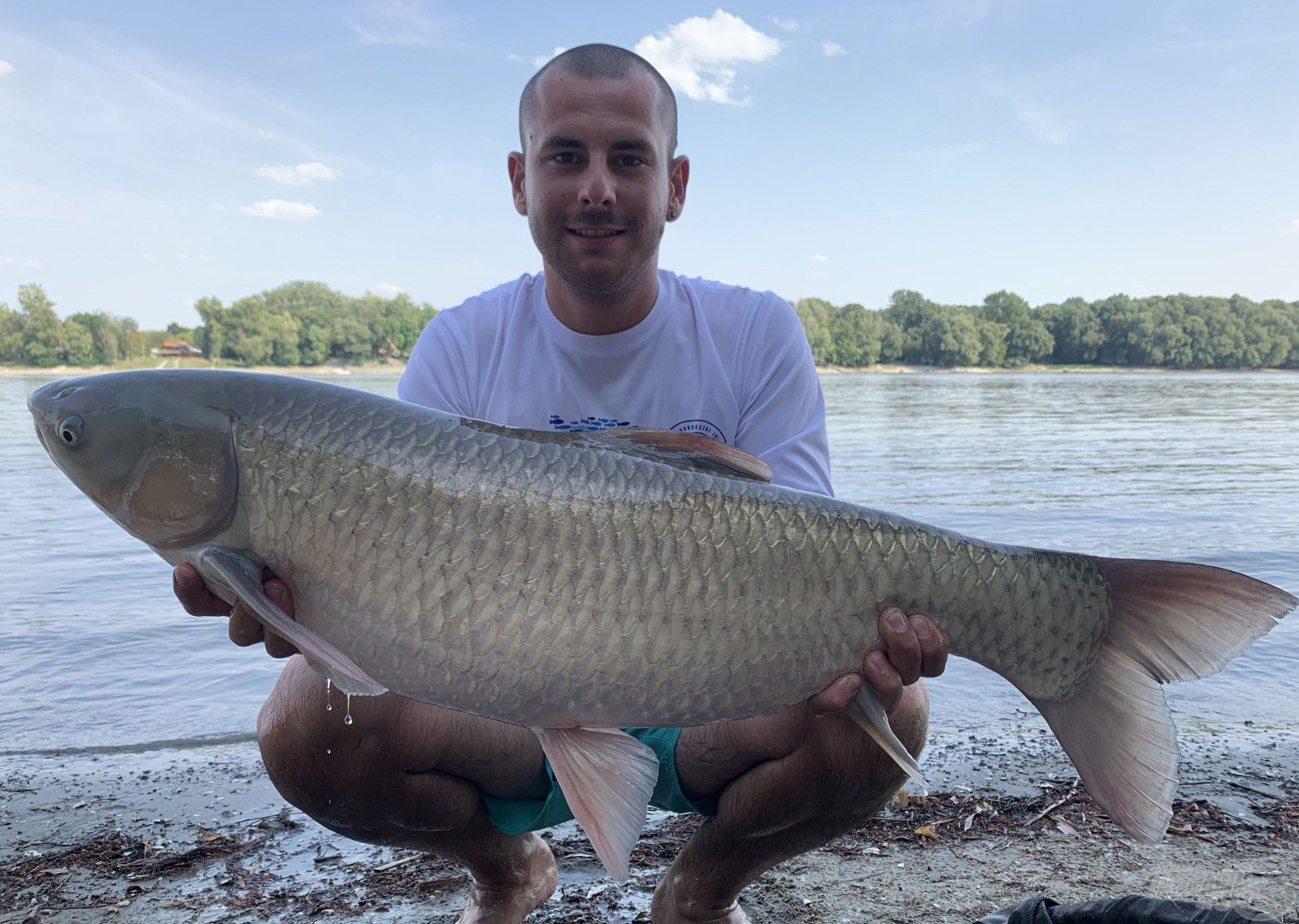 … nem sokkal később egy nagyobb társa követte a maga 14 kg-jával