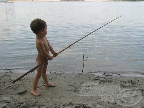 Aki korán kezdi, abból nagy horgász lesz. Mint ebből a kisfiúból, aki nem adja alább, és a Dunát célozta meg