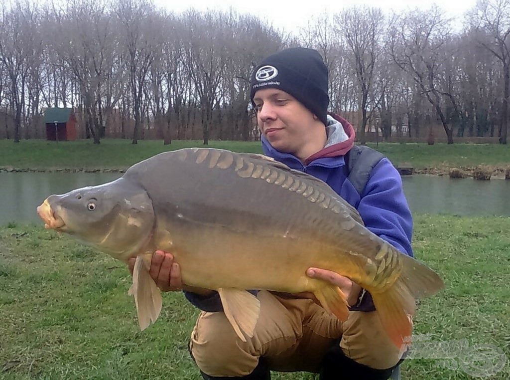 Az idei első pontyom! Mindig különös varázsa van az év első megfogott halának. Az pedig külön öröm volt, hogy a 8,20 kg-os súlya ilyenkor tekintélyt parancsoló