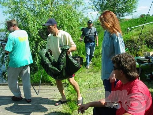 Ivan Kiralj világbajnok a verseny hőse. A rendezvény alatt 300 kg kapitális pontyot/amurt saját kezűleg hordott szét vízbe eresztésre