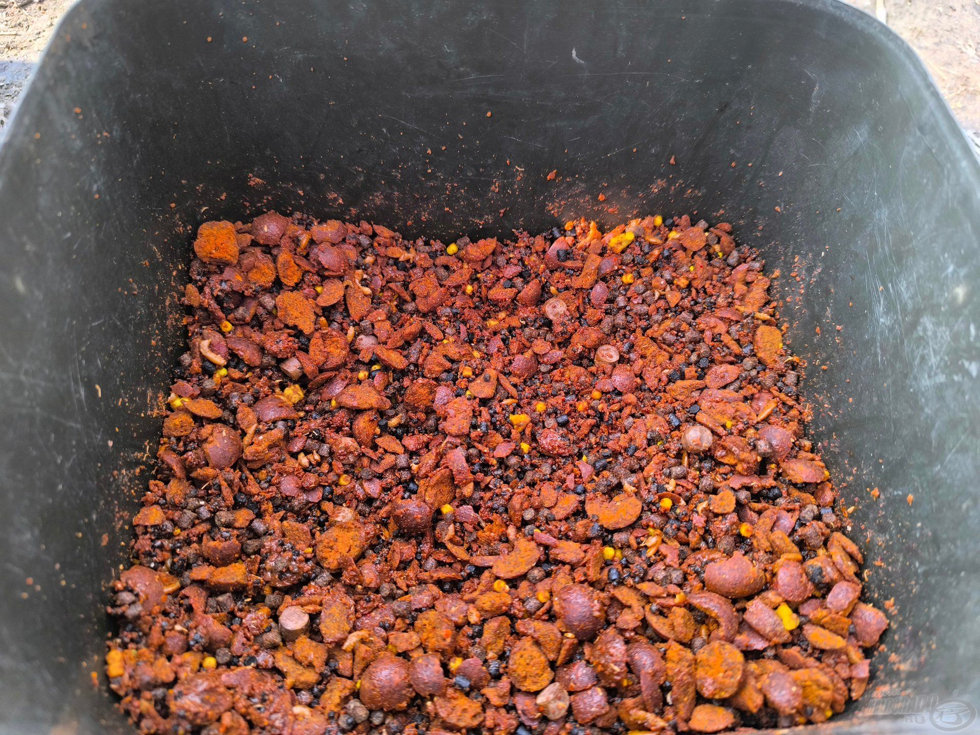 A PVA tasakba szánt etetőanyag, melynek alapja a Haldorádó Krill Force PVA Bag Mix Indian Spice ízesítésben