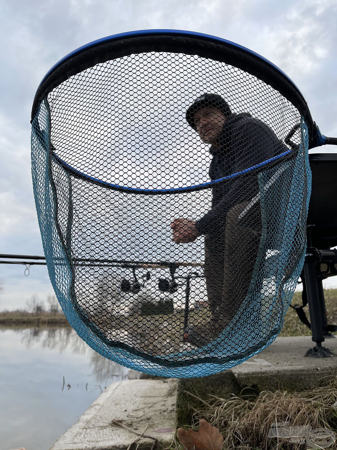 A figyelem egy pillanatra sem lankad(hat), bár a kapások a hideg víz ellenére határozottak voltak