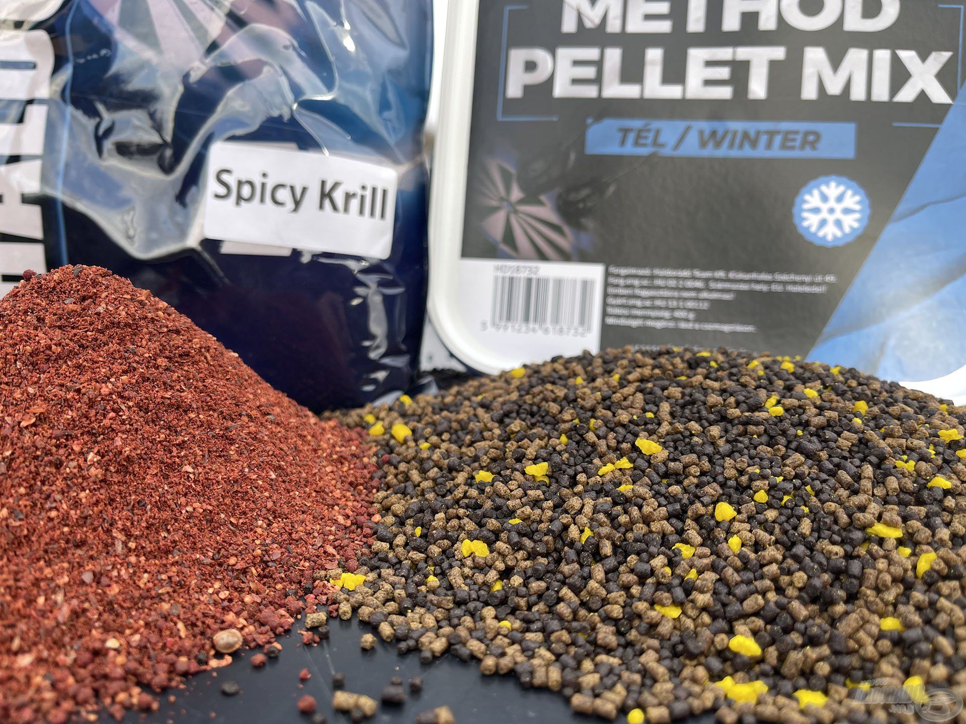 A 20-30 deka Spicy Krill etetőanyag és egy doboz a 4S Method Pellet Mix Téli változatából több órára elegendő csalogatóanyagot biztosít