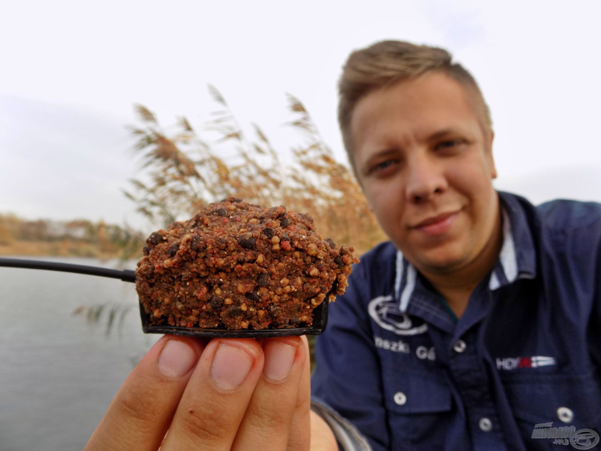 A Method Flat Feeder egyik erőssége, mint ahogy a képen is látható, a hatalmas etetőanyag befogadó képesség. Sokszor éppen ennyi kell a sikerhez!