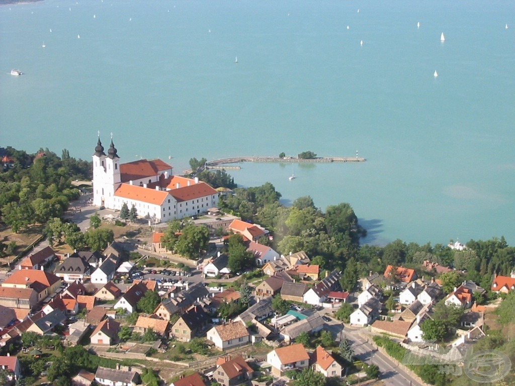 A tihanyi térség a Balaton egyik legfrekventáltabb vonzáskörzete. Nem véletlen ez, hiszen csodálatosan szép tájon fekvő, megannyi látnivalót tartogató hely