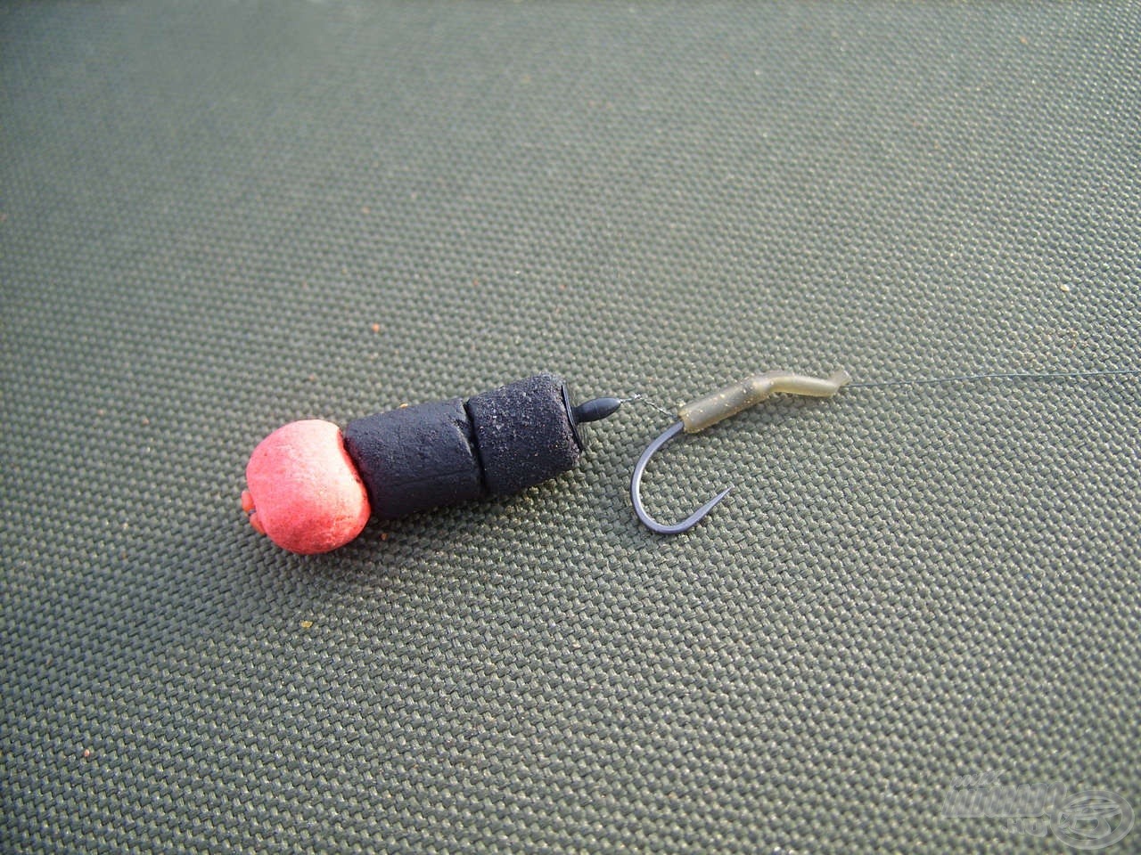 2. csalikombináció: 2 szem Pelletes Fekete Top 10 Carp Pellet 1 db 12 mm-es Tüzes Ponty Fluo Oldódó Lebegő Pellettel kikönnyítve E párosítást minden esetben Black Squid Carp Dipbe mártottam, így egy, az etetőanyagtól némileg eltérő aromájú, de rendkívül szúrós szagú, büdös csalit kaptam