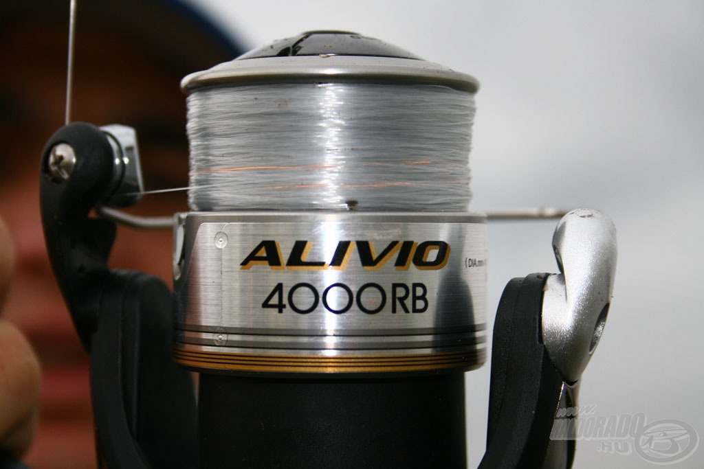 A szettben egy 4000-es méretű hátsó fékes Alivio orsó van, amire 25-ös RTM zsinór került, ami szintén a szett része