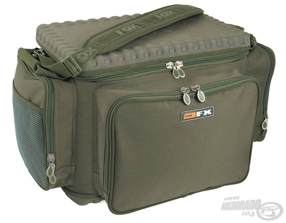 A FOX FX Barrow Bag közepes táska mérete 39 x 66 x 40 cm
