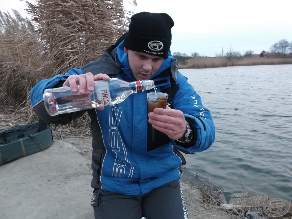 … és 100 ml Finlandia vodka kerül a száraz etetőanyagra