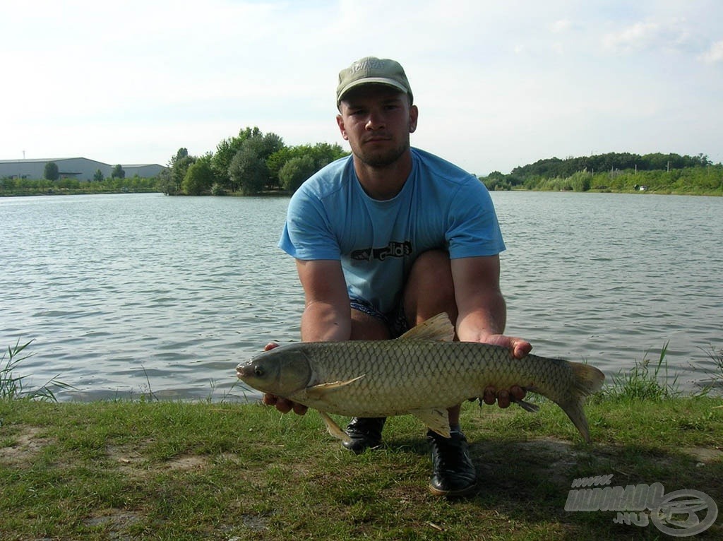 4,05 kg-os amur lebegtetett gilisztára