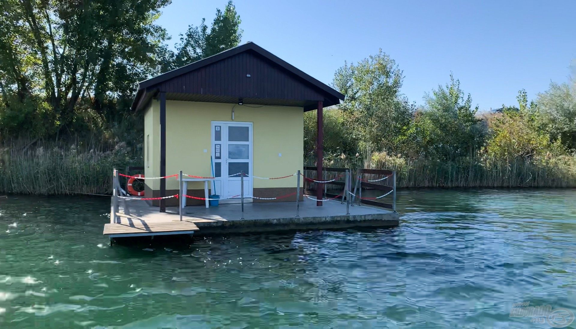 10 darab úszóház közül választhatnak az idelátogató horgászok