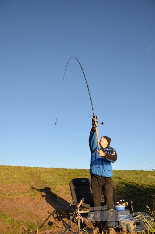 A SPRO Royal Carp Feeder 420H feederbottal könnyedén dobhatunk akár 110 méternél nagyobb távolsága is!