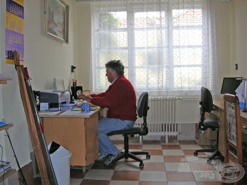 Papp József számítógépen irányítja a vállalkozás termelését és kereskedelmét