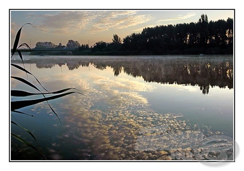 A Szabadidőközpont a Alcsi-Holt-Tisza partján a 2. számú versenypálya bejáratánál található