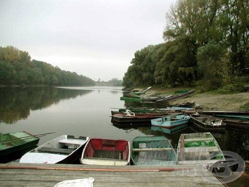 Az öböl déli része a Baross HE stégjéről: távolban a torkolat, valamint felette az MO-ás hídja, amúgy erre található a legmélyebb víz, a maga 10 méterével