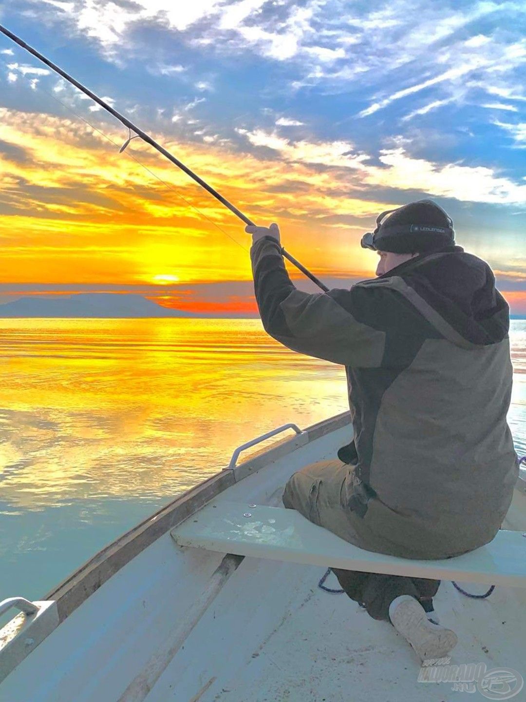 Fárasztás csónakból a Balatonon. Kell ennél szebb látvány?