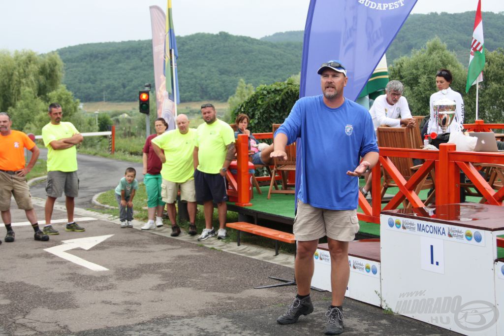 Polyák Csaba tartja az eligazítást