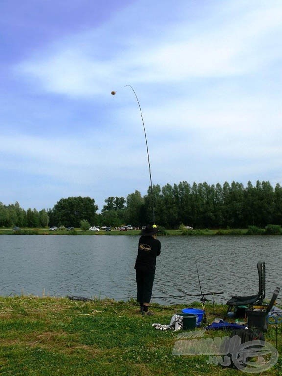 Etetni kizárólag feederbottal és kosárral lehetett