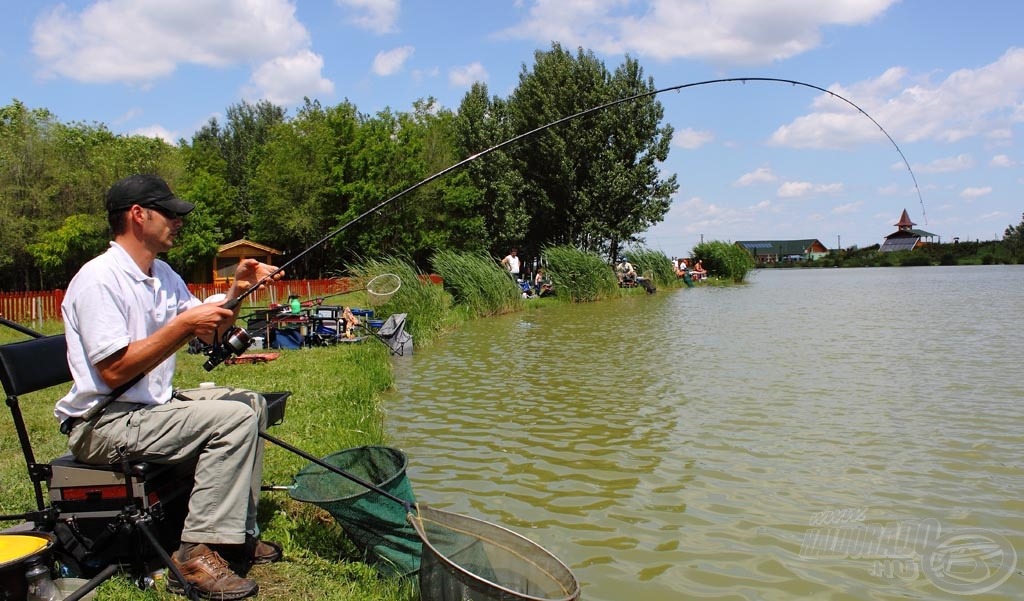 A végső összesítésben 3 horgász között alakult ki komoly küzdelem a nap során, közülük szektor harmadik lett Zsittnyán Tamás, aki feederbottal vette üldözőbe az Izsáki horgásztó halait