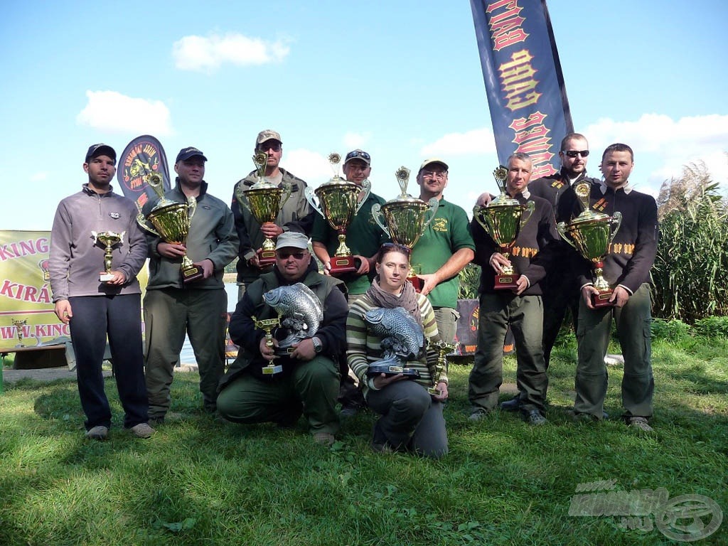 Az első három helyezett csapat (a képen balról jobbra haladva a Blumen Carp TF - Gear Mainline Team, Szi-Tóth Carp Team, Zadravec Carp Team SK) és a legnagyobb halat kifogó Juhos Team), még egyszer gratulálunk nekik!